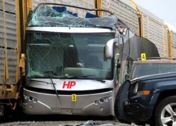 Diez muertos y 41 heridos en choque entre autobús y ferrocarril en México