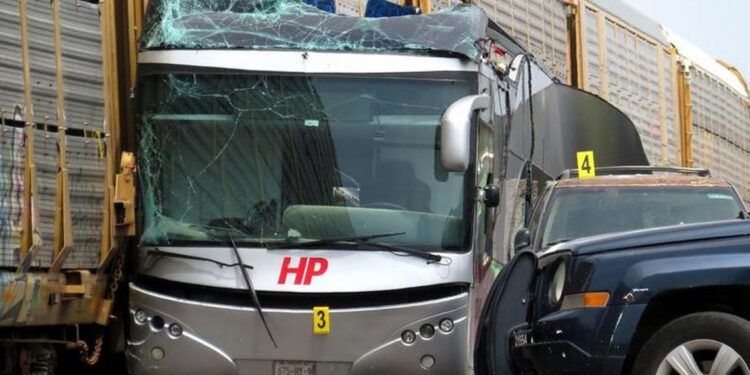 Diez muertos y 41 heridos en choque entre autobús y ferrocarril en México