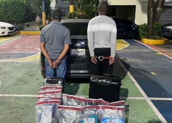 DNCD arresta a dos hombres con maleta repleta de ropa impregnada de presunta cocaína