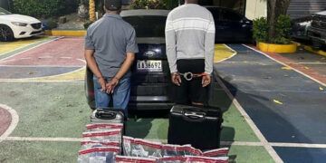 DNCD arresta a dos hombres con maleta repleta de ropa impregnada de presunta cocaína