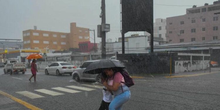 Domingo con aguaceros y temperaturas calurosas en varias regiones
