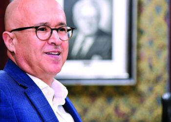 Domínguez Brito critica gestión de Abinader y advierte sobre crisis futura
