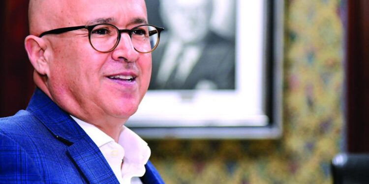 Domínguez Brito critica gestión de Abinader y advierte sobre crisis futura