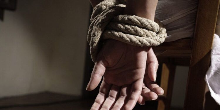 Dominicano arrestado en Italia por secuestrar y torturar a su expareja