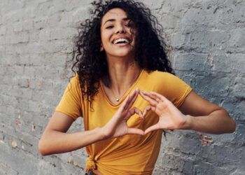 Dominicanos bajan en ranking mundial de felicidad 2025