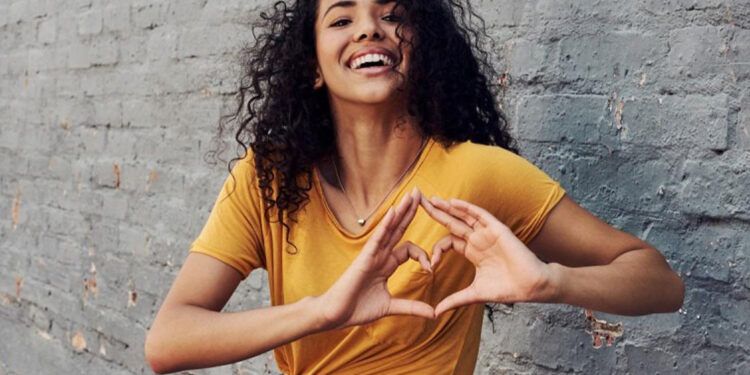 Dominicanos bajan en ranking mundial de felicidad 2025