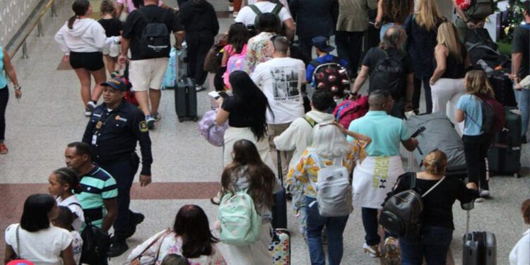 Dominicanos inician retorno masivo a EE.UU. tras las festividades