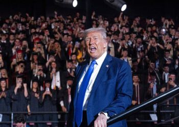 Donald Trump dice no saber si debe respetar la Constitución