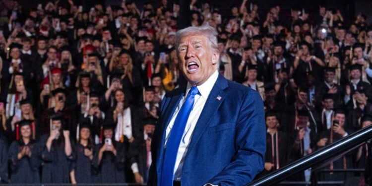 Donald Trump dice no saber si debe respetar la Constitución