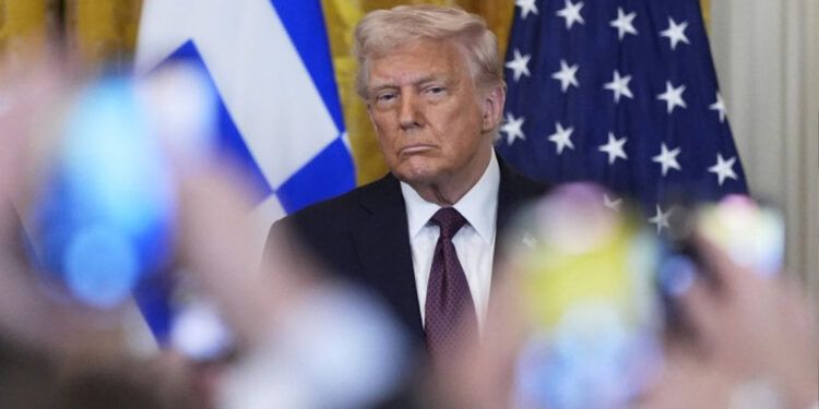 Donald Trump impone arancel del 10 % a Latinoamérica y Asia