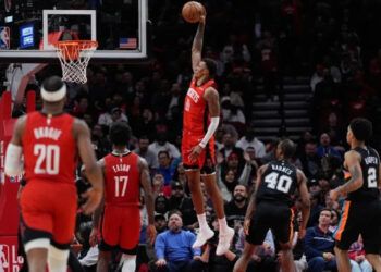 Doncic se luce en Denver y Spurs caen en Houston