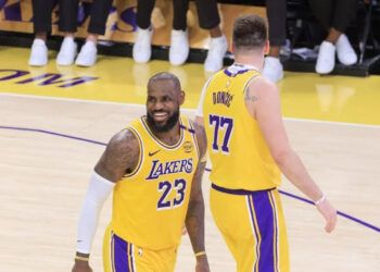 Doncic y LeBron brillan, OKC arrasa y Nuggets empatan a Spurs