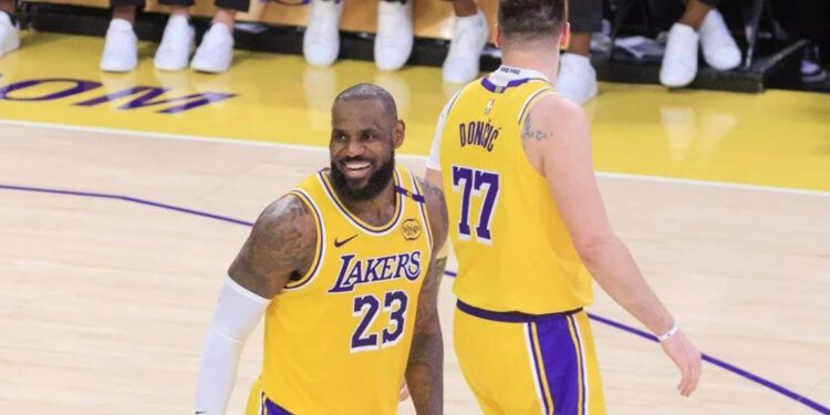 Doncic y LeBron brillan, OKC arrasa y Nuggets empatan a Spurs