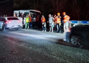 Dos muertos y ocho heridos en choque entre autobús y camioneta en Baní-Azua