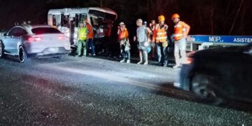 Dos muertos y ocho heridos en choque entre autobús y camioneta en Baní-Azua