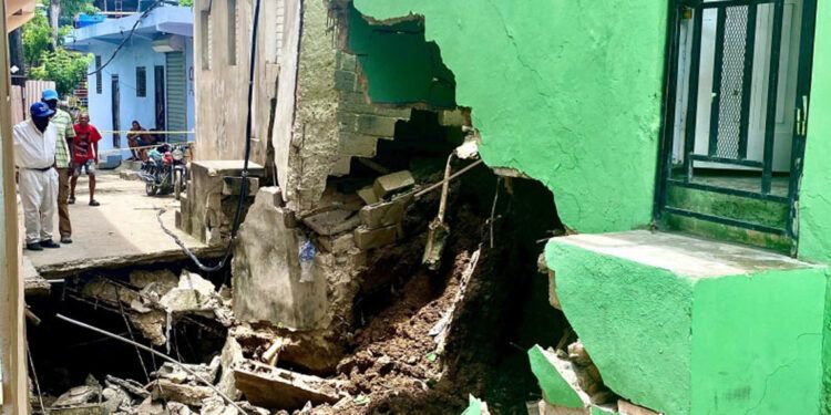 Dos viviendas dañadas tras desplome en cañada Los Humildes, SDN