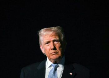 Trump llama "estúpida" a reportera por preguntarle por qué culpa a Biden del tiroteo en DC