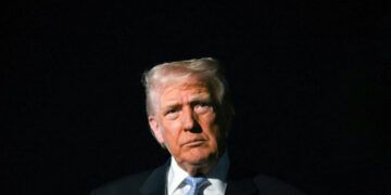 Trump llama "estúpida" a reportera por preguntarle por qué culpa a Biden del tiroteo en DC