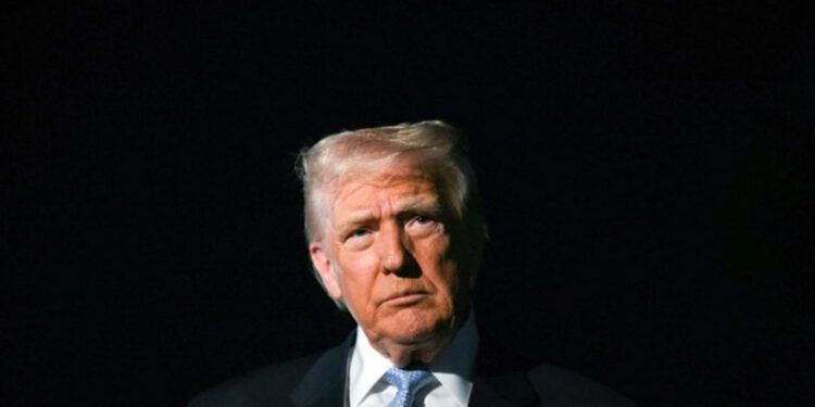 Trump llama "estúpida" a reportera por preguntarle por qué culpa a Biden del tiroteo en DC