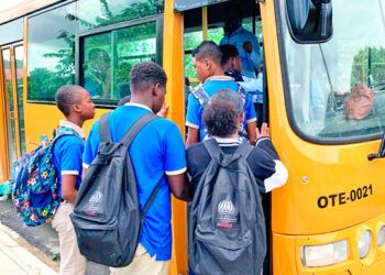 Educación ordena abrir escuelas a las 6:30 a. m.
