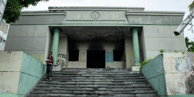 Edificio abandonado en Los Alcarrizos no pertenece al Inposdom y es refugio de "piperos"