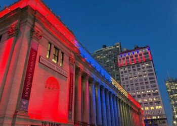 Edificios de Nueva York se iluminan por independencia dominicana