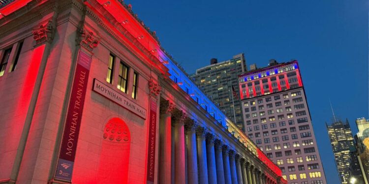 Edificios de Nueva York se iluminan por independencia dominicana