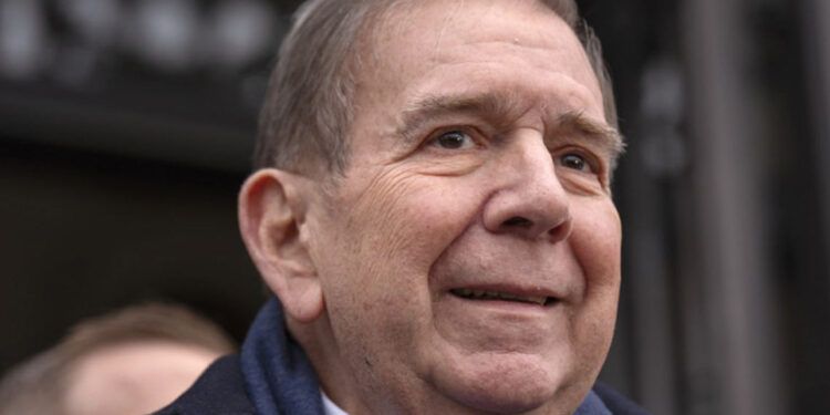 Edmundo González hospitalizado en España por baja tensión