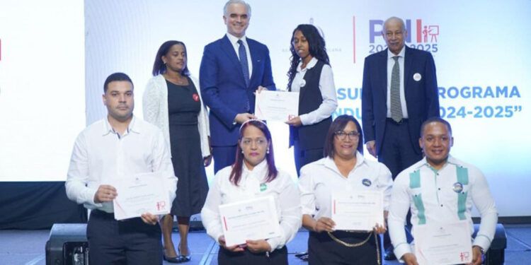Educación integra 5,412 nuevos maestros al sistema