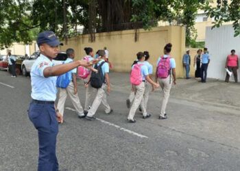 Educación promete resolver falta de policías en escuelas
