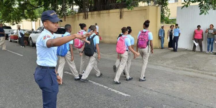 Educación promete resolver falta de policías en escuelas