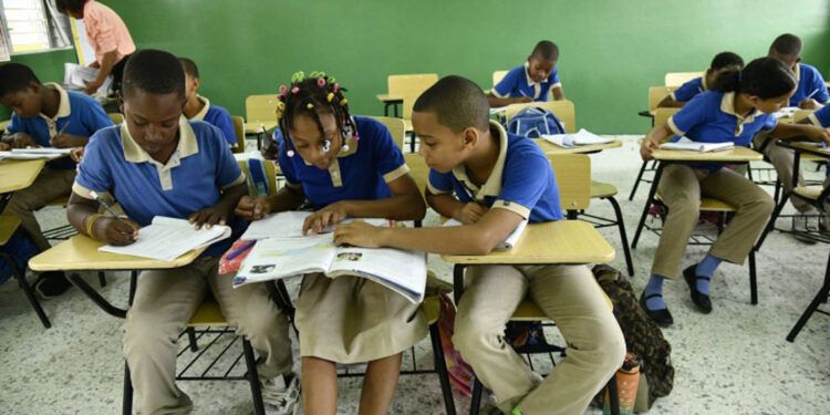 Educación reintroducirá Moral y Cívica en escuelas desde 2025