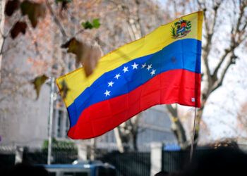 EE. UU. reanuda operaciones de su embajada en Venezuela