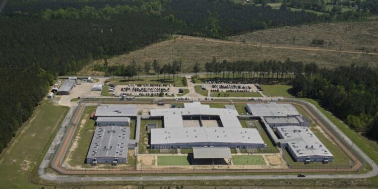 EE.UU. busca deportaciones “tipo Amazon” bajo modelo eficiente