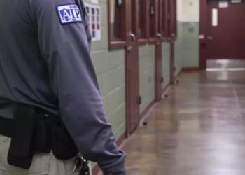 EE.UU. deporta 12 vuelos diarios de migrantes desde Texas