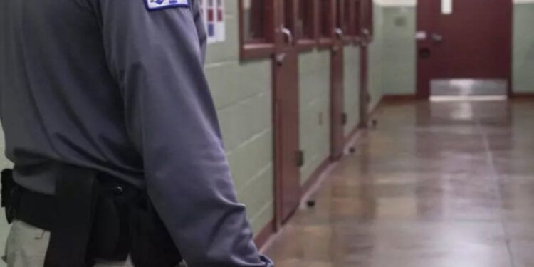 EE.UU. deporta 12 vuelos diarios de migrantes desde Texas