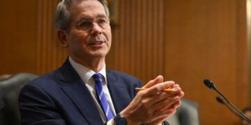 EE.UU. impone aranceles y dice que China los asumirá sin subir precios