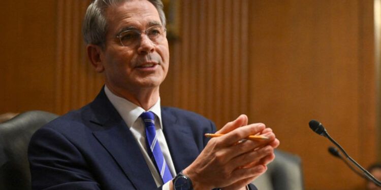 EE.UU. impone aranceles y dice que China los asumirá sin subir precios