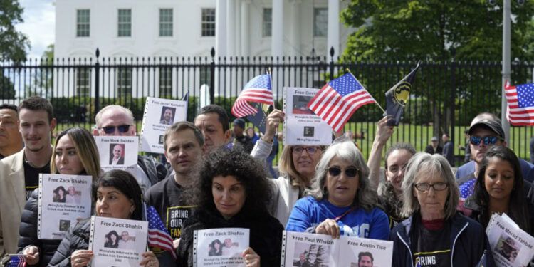 EE.UU. y China acuerdan intercambio de prisioneros; liberan a tres estadounidenses