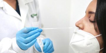 EEUU anticipa menos hospitalizaciones por covid en 2023-2024, pero similares contagios
