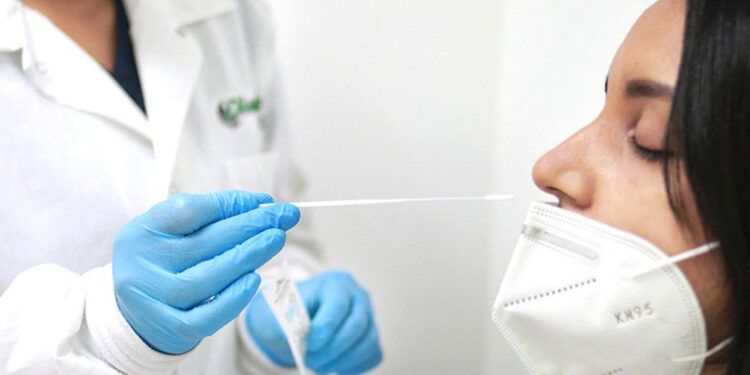 EEUU anticipa menos hospitalizaciones por covid en 2023-2024, pero similares contagios