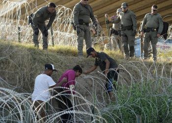 Pacto en el Senado de EEUU prevé cierre de frontera con México si está "colapsada"