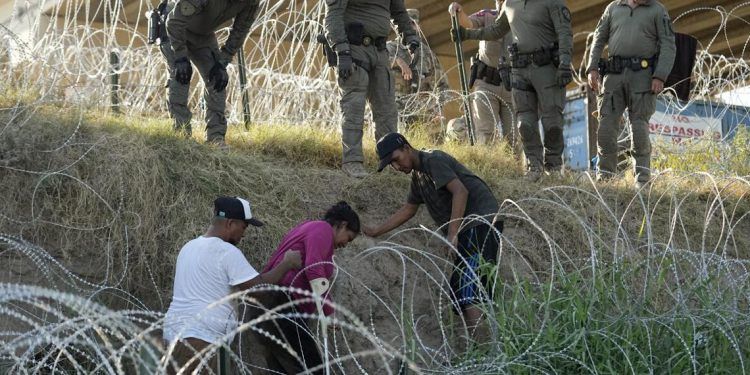 Pacto en el Senado de EEUU prevé cierre de frontera con México si está "colapsada"