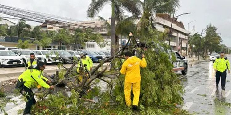 El ciclón beryl deja lluvias torrenciales en el sureste de méxico tras abandonar tierra