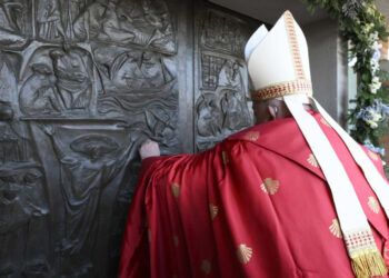 El Papa abre Puerta Santa en cárcel de Roma y llama a la esperanza