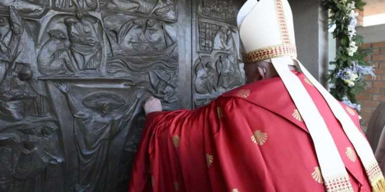 El Papa abre Puerta Santa en cárcel de Roma y llama a la esperanza
