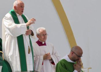 El papa critica el uso de la fe para aprovecharse de la gente