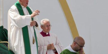 El papa critica el uso de la fe para aprovecharse de la gente
