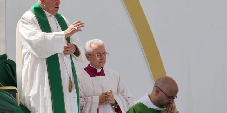 El papa critica el uso de la fe para aprovecharse de la gente