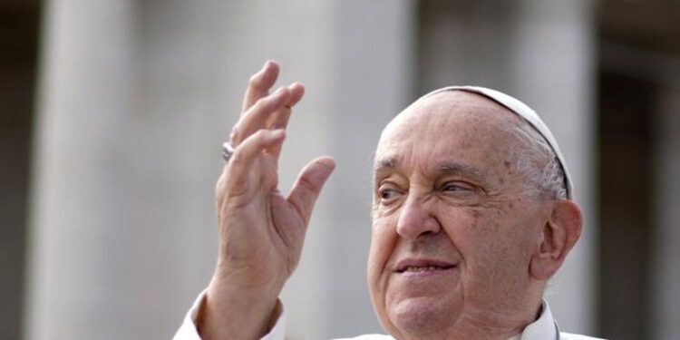 El papa critica que se llame "comunistas" a cristianos que ayudan a pobres